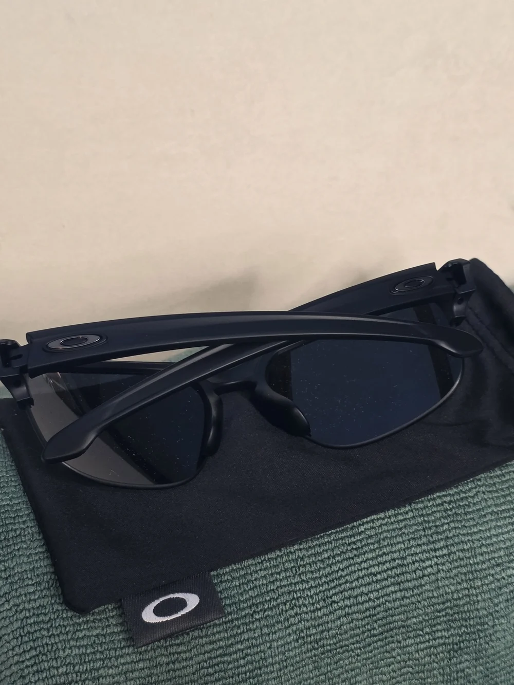 Oakley OO9413‑0165 Black Wrap Sunglasses – NWOT With Pouch (Unworn)  Sporty
